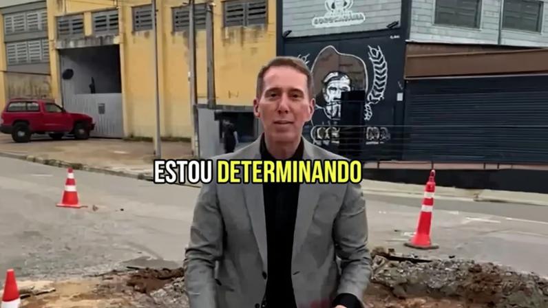 O prefeito de Sorocaba, Rodrigo Manga (Republicanos) gravou vídeo para redes sociais com buraco supostamente aberto de propósito. Foto: Reprodução/redes sociais