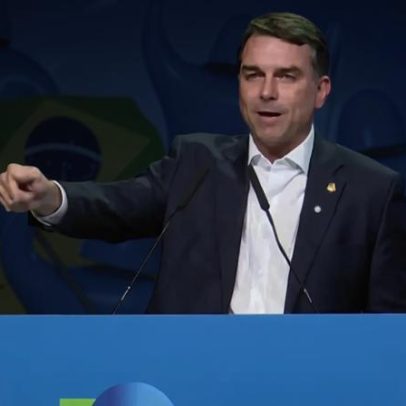 Flávio se diz perseguido diante de prefeitos, sem explicar encontro com Vorcaro