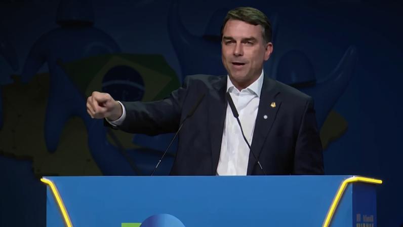 19 de maio de 2026 - Flávio Bolsonaro discursa em evento da Confederação Nacional dos Municípios. Foto: Reprodução/Youtube CNM