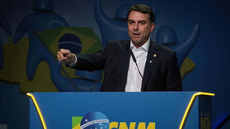 19 de maio de 2026 - Flávio Bolsonaro discursa em evento da Confederação Nacional dos Municípios. Foto: Reprodução/Youtube CNM