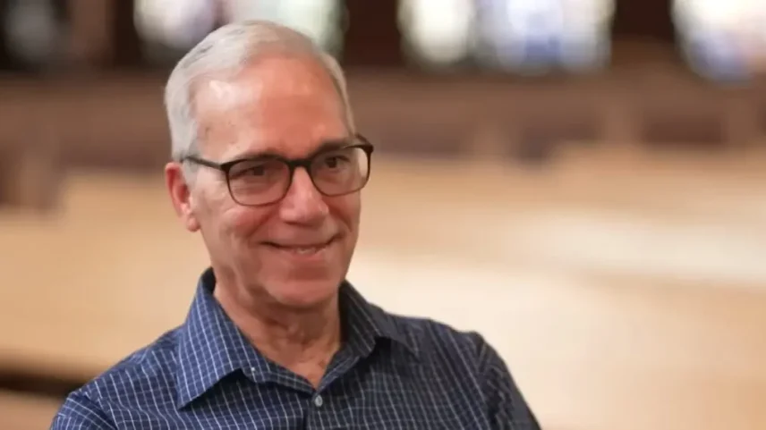 John Prevost, irmão do papa Leo XIV, fala com Mark Irons durante uma entrevista no "EWTN News in Depth" na sexta-feira, 17 de abril de 2026. (Foto: EWTN News/CNA)