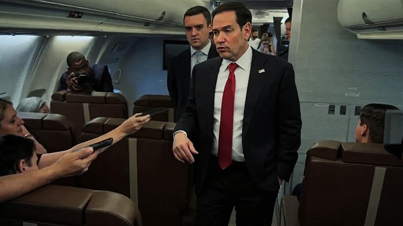 O secretário de Estado dos EUA, Marco Rubio, fala a jornalistas em seu avião em Jaipur, na Índia