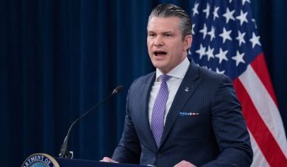 Hegseth pede investigação contra senador após comentário sobre arsenal dos EUA