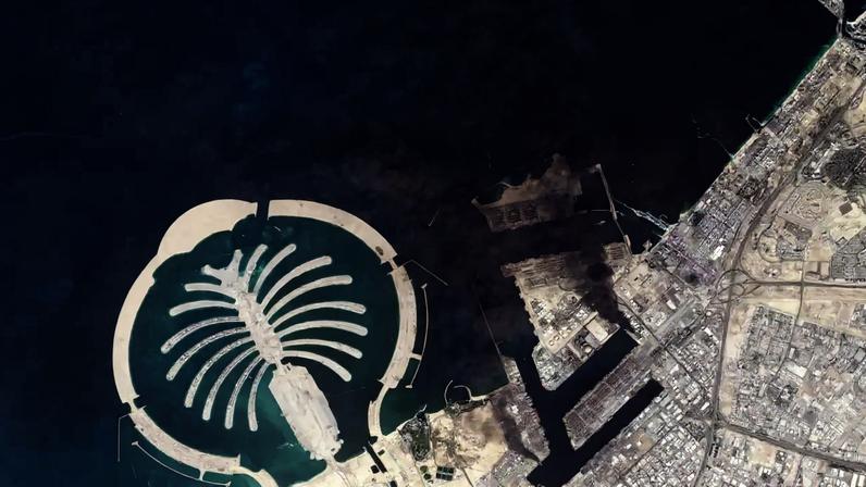 Uma imagem de satélite do Porto de Jebel Ali após um dos berços pegar fogo devido a destroços de um míssil interceptado, em Dubai, nos Emirados Árabes Unidos, em 1º de março de 2026.