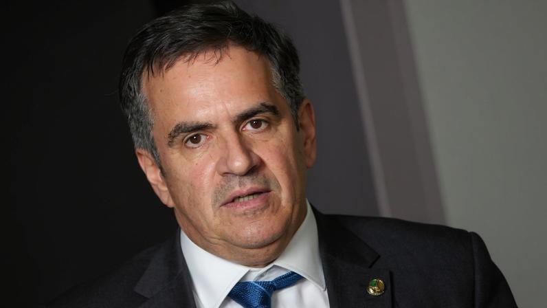 Senador Ciro Nogueira é entrevistado no estúdio do portal Metrópoles