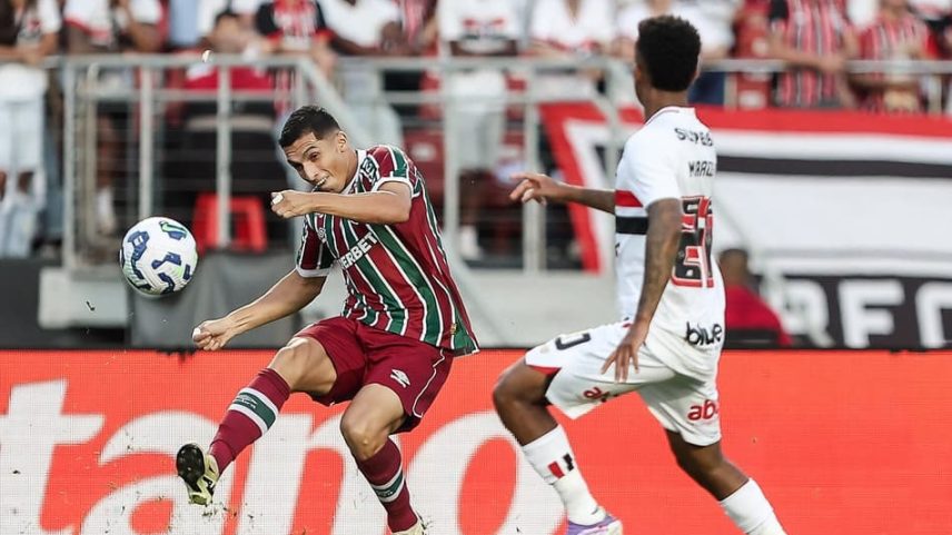 Kevin Serna em campo pelo Fluminense contra o São Paulo (Foto: Lucas Merçon/FFC)