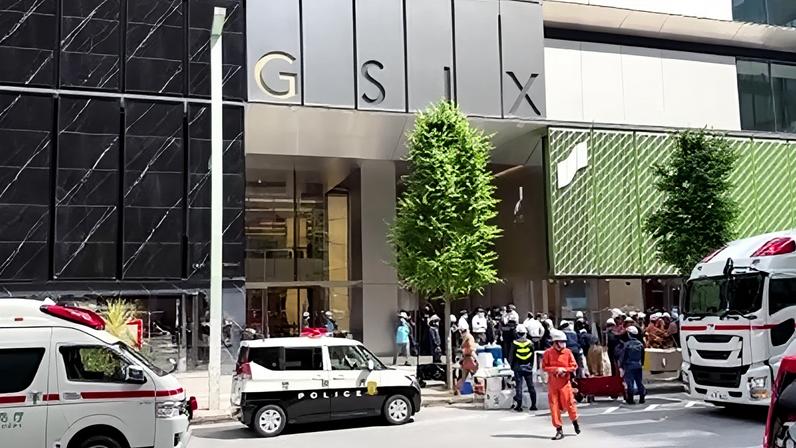 Serviços de emergência se reúnem do lado de fora de Shopping em Tóquio, no Japão, após consumidores relataram mal-estar