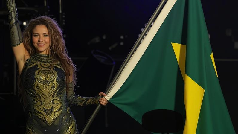 Shakira levanta bandeira brasileira no encerramento do Todo Mundo no Rio