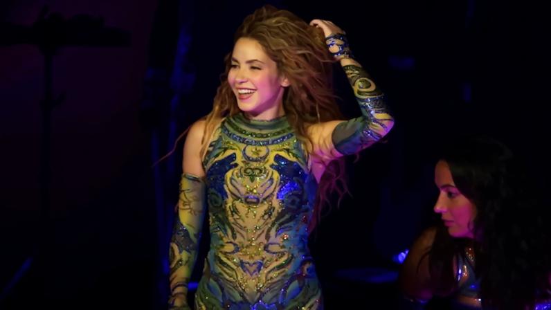Shakira usa macacão verde, amarelo e azul em Copacabana • Dilson Silva/ Agnews