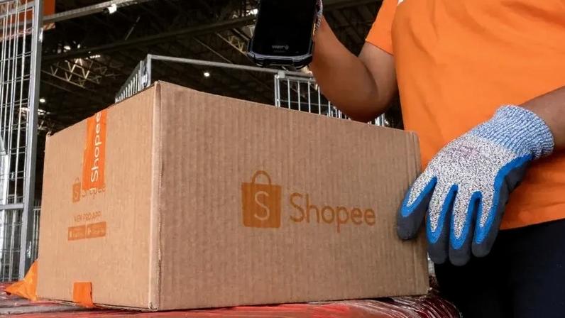 Funcionário separa encomendas no centro de distribuição da Shopee; nova unidade na região metropolitana de Curitiba vai gerar 300 empregos. (Foto: Divulgação/Shopee)