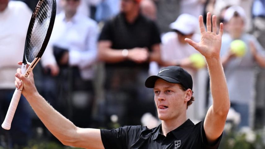 Sinner comemora vitória sobre Rublev com torcida no Foro Itálico de Roma (Foto: Tiziana FABI / AFP)