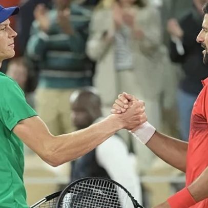 Djokovic busca frear Sinner na corrida pelo Grand Slam em Roland Garros