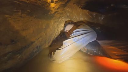 Socorrista tailandês entra em caverna no Laos para procurar moradores desaparecidos