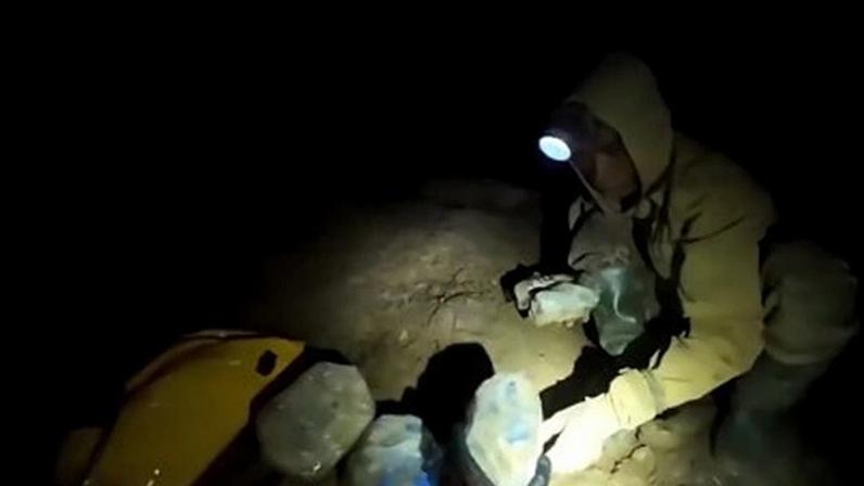 Socorristas levam comida e cobertores para presos em caverna no Laos