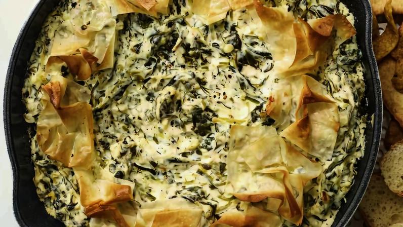 Troque o Dip de espinafre por este Spanakopita cremoso em frigideira