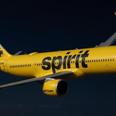 Spirit cancela voos nos EUA e encerra operações durante guerra no Oriente Médio
