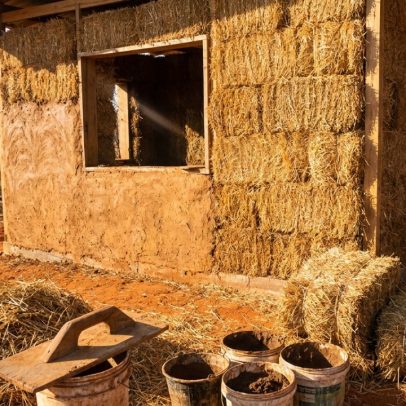 Palha usada como construção com paredes de 50 cm para reduzir calor