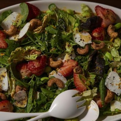 Salada de morango com edamame, um acompanhamento vibrante para repetir