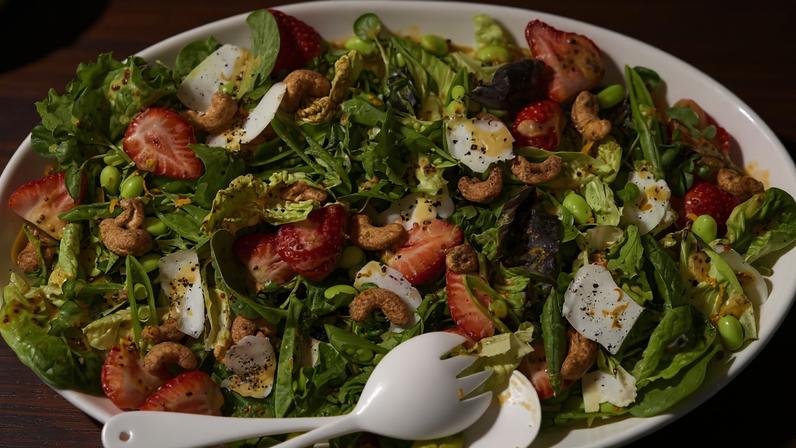 Salada de morango com edamame, um acompanhamento vibrante para repetir