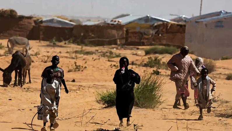 Refugiados sudaneses de Darfur caminham em meio a uma tempestade de areia no campo de refugiados de Touloum, na província de Wadi Fira, leste do Chade - 30/11/2025 (Foto: REUTERS/Amr Abdallah Dalsh)
