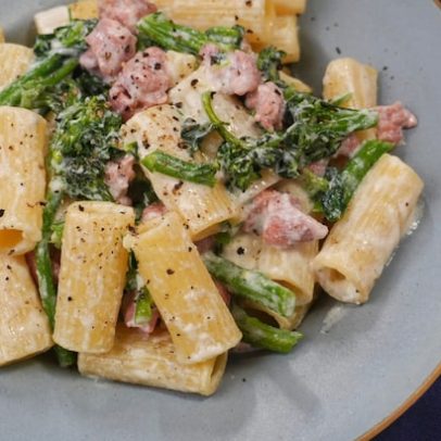 Rigatoni com linguiça e brócolis ganha destaque no cardápio