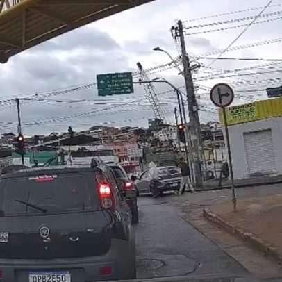 Mulher é rendida por criminosos armados e tem carro roubado em semáforo de BH