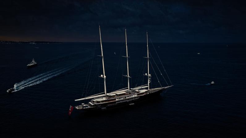 Navio de 125,8 metros é um dos maiores iates à vela do mundo