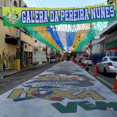 Moradores do Rio criam mural a céu aberto para celebrar a Copa há 48 anos