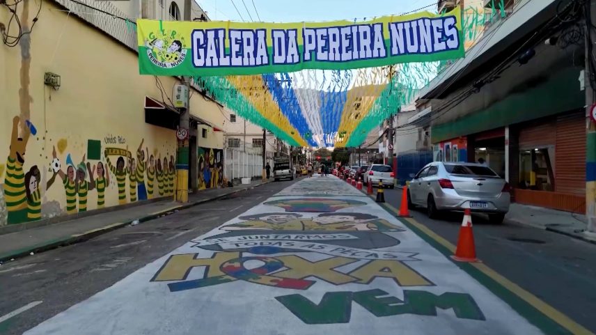 Moradores do Rio criam mural a céu aberto para celebrar a Copa há 48 anos