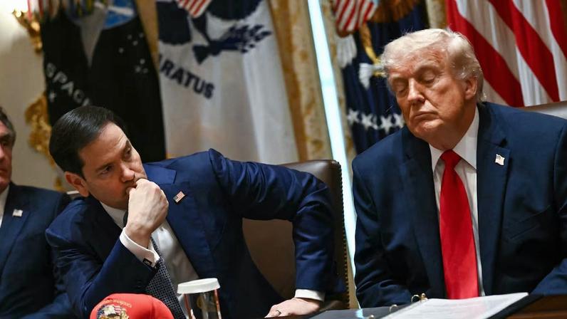 O secretário do Interior dos EUA, Doug Burgum, o secretário de Estado dos EUA, Marco Rubio, e o presidente dos EUA, Donald Trump, em 27 de maio de 2026
