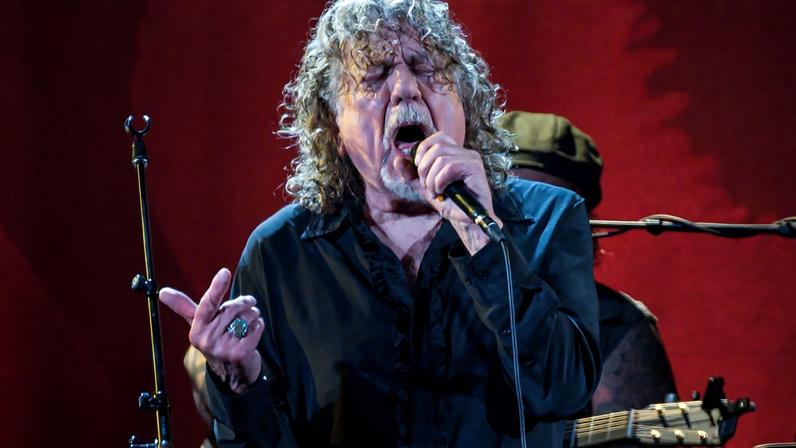 Robert Plant se apresenta, ao lado de Saving Grace e Suzi Dian, durante o C6 Fest em São Paulo
