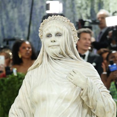 Heidi Klum vira estátua viva e rouba a cena no Met Gala 2026