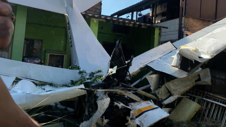 Piloto morre em queda de avião de pequeno porte em Nova Iguaçu