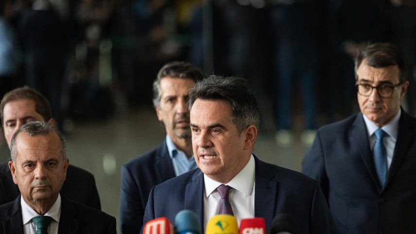 Ciro Nogueira, alvo de investigação, ao lado do então presidente Jair Bolsonaro