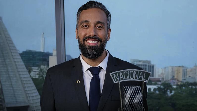 Thiago Regotto iniciou sua trajetória na comunicação pública há 23 anos como estagiário na Rádio MEC