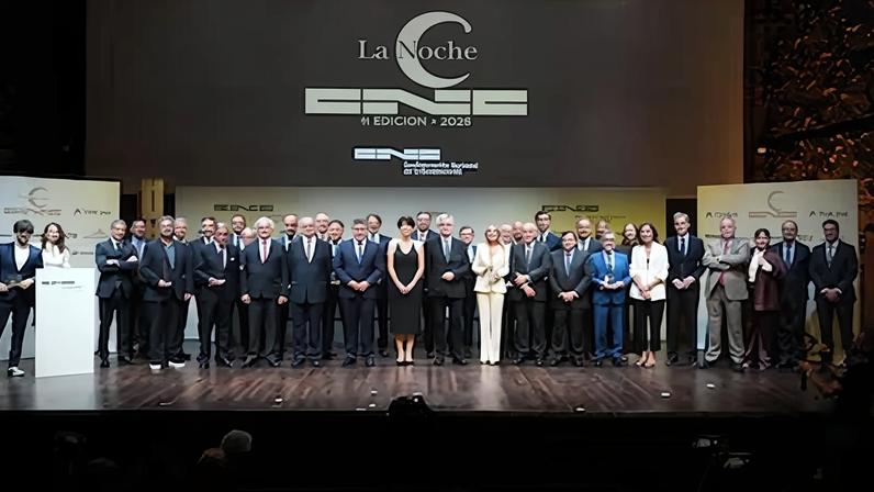 Esther Alcocer Koplowitz recebe prêmio pela trajetória em gala da CNC, com a habitação como protagonista