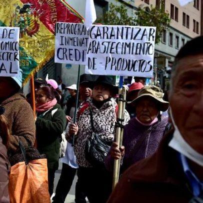 Escassez de alimentos e violência ampliam crise por protestos na Bolívia