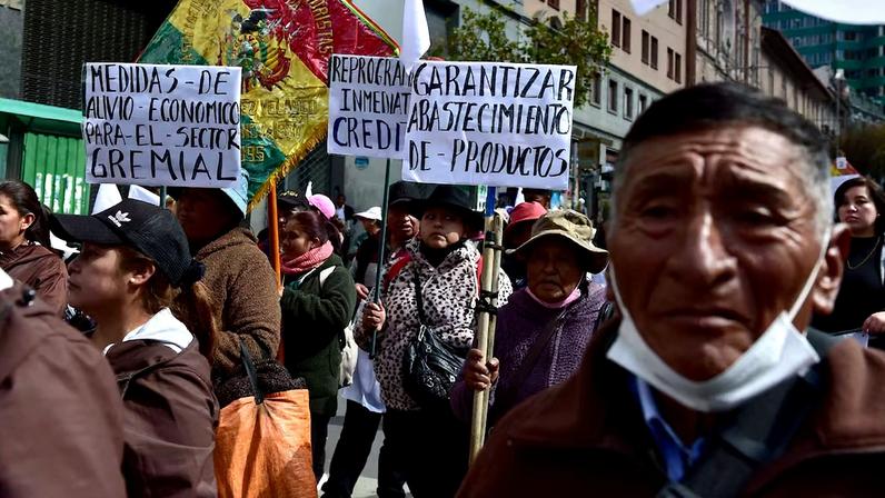 Pessoas participam de um protesto exigindo o fim dos bloqueios durante manifestações contra o presidente da Bolívia, Rodrigo Paz, em La Paz, em 26 de maio de 2026