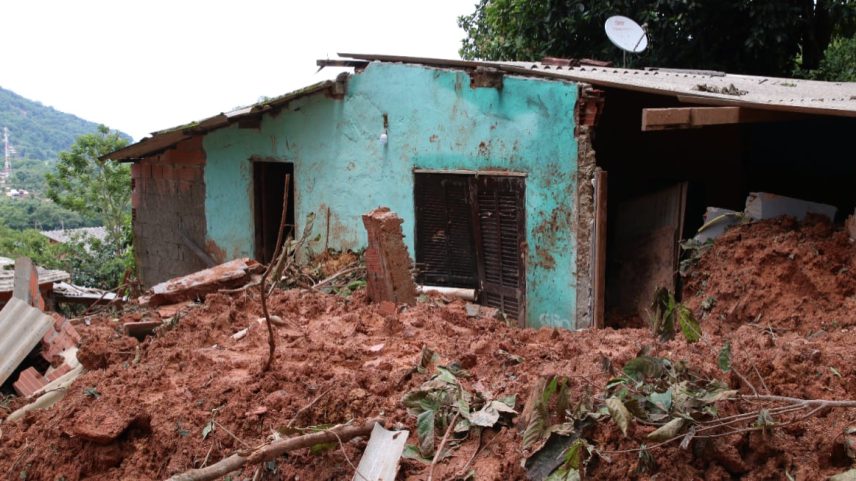 Casa destruída por deslizamento de terra em São Sebastião no verão de 2023