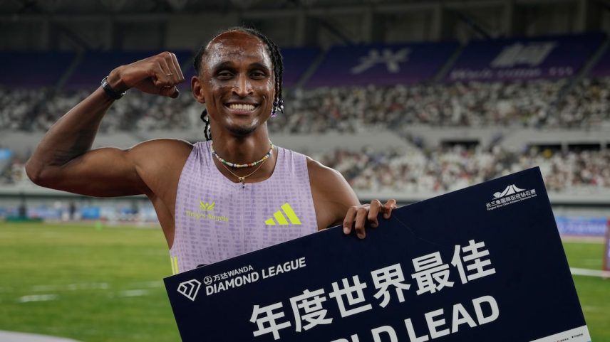 Alison dos Santos comemora a vitória na prova dos 3000m com barreiras masculino durante a etapa de Xangai/Keqiao da Diamond League