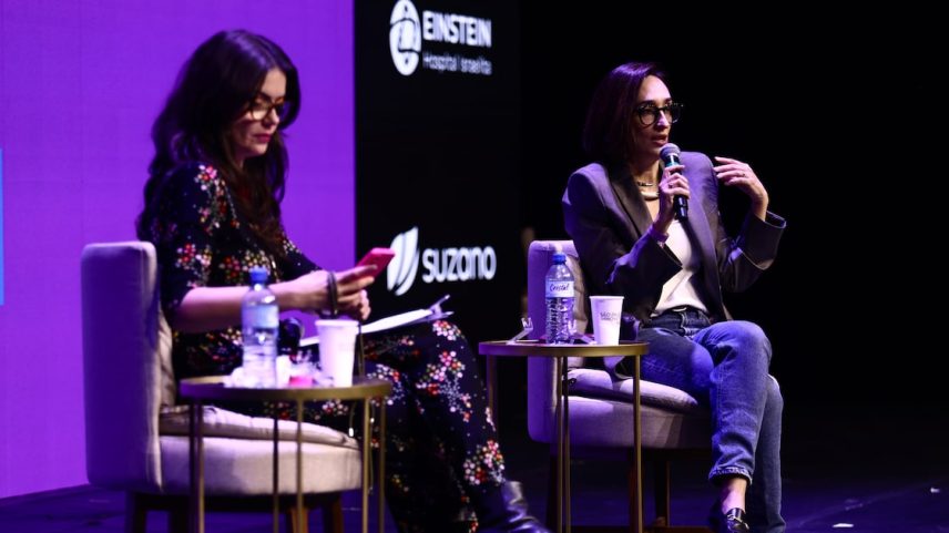 A jornalista e comunicadora Maria Prata debateu o cenário da moda atual com Maíra Zimmermann no São Paulo Fashion Week nesta quarta, 13