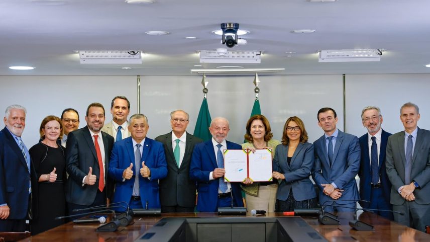 Presidente e ministros durante assinatura da MP para zerar imposto federal da Taxa das Blusinhas, no Palácio do Planalto, em Brasília