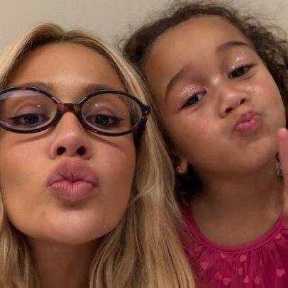 Filha de Karoline Lima e Militão anda de ônibus pela primeira vez
