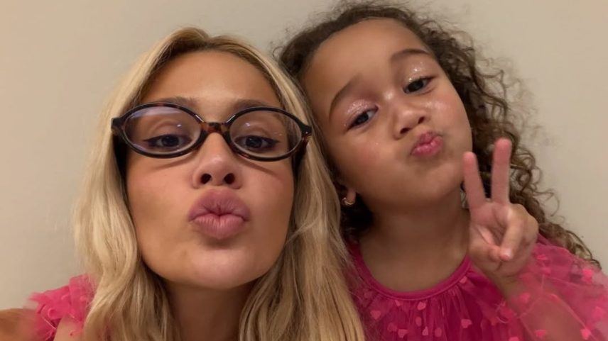 Karoline Lima contou que a filha andou de ônibus pela primeira vez
