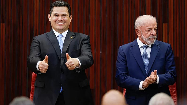O presidente do Congresso, senador Davi Alcolumbre (União Brasil - AP) sentou ao lado do presidente Lula na cerimônia. Duas semanas atrás, o senado rejeitou a indicação de Lula para o STF