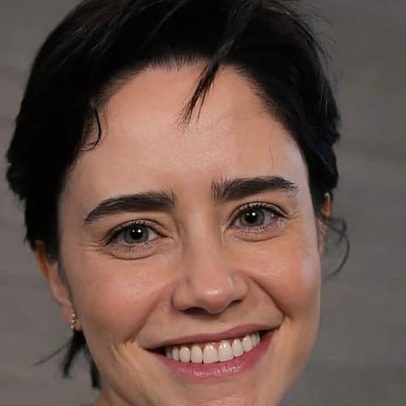 Fernanda Vasconcellos apresenta recém-nascido na maternidade