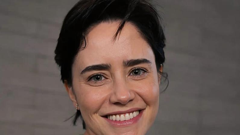 Fernanda Vasconcellos apresenta recém-nascido na maternidade