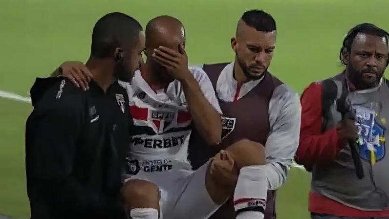 Lucas se lesionou novamente e saiu carregado de jogo do São Paulo.
