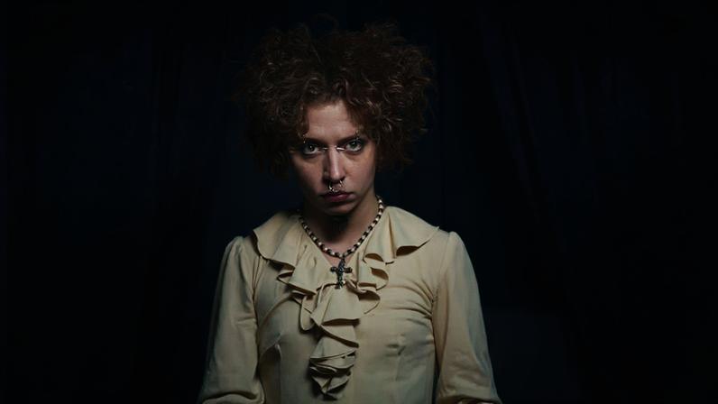 Zezza Vic apresenta um novo conceito de teatro punk no rock brasileiro.
