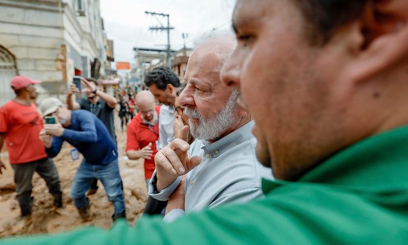 Lula visitou as cidades atingidas em 28 de fevereiro e conversou com a população